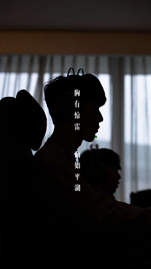 显得犹豫 显得犹豫